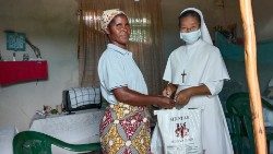 Ordensfrauen in Mosambik verteilen während der Corona-Pandemie Essenspakete 