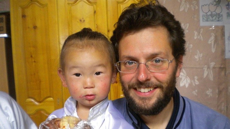 Marengo con un niño mongolés en agosto de 2020