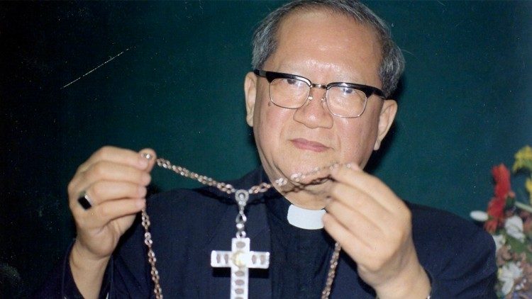 Mgr François-Xavier Nguyen Van Thuan, archevêque coadjuteur de Saïgon, a été emprisonné de 1975 à 1988 avant d’être placé en résidence surveillée. En 1991, il est autorisé à se rendre au Vatican, mais il n’est pas autorisé ensuite à rentrer à Hanoi. Le Pape Jean Paul II, qui l’a créé cardinal en 2001, l’avait nommé préfet du Conseil Pontifical Justice et Paix. Il est décédé à Rome en 2002.