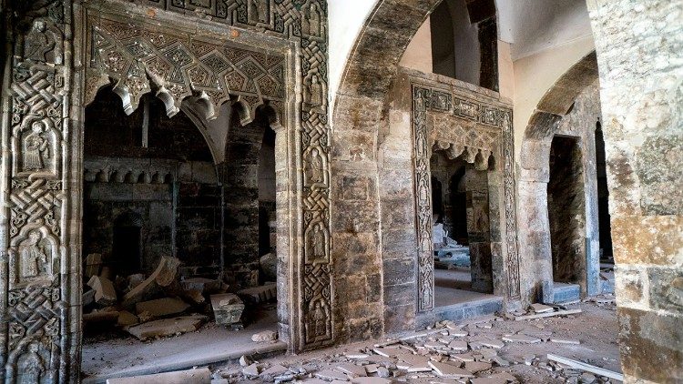 La porte des douze apôtres de l'église Mar Touma des Syriaques-Orthodoxes de Mossoul, vandalisée par Daesh.