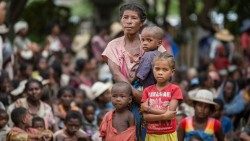 Madagascar - mulher com os filhos 