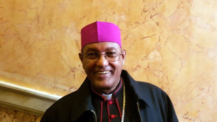 Monseñor Tesfaselassie Medhin, obispo de la eparquía católica de Adigrat en Etiopía