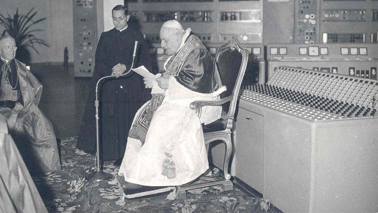 Johannes XXIII. zu Besuch bei Radio Vatikan im Oktober 1962