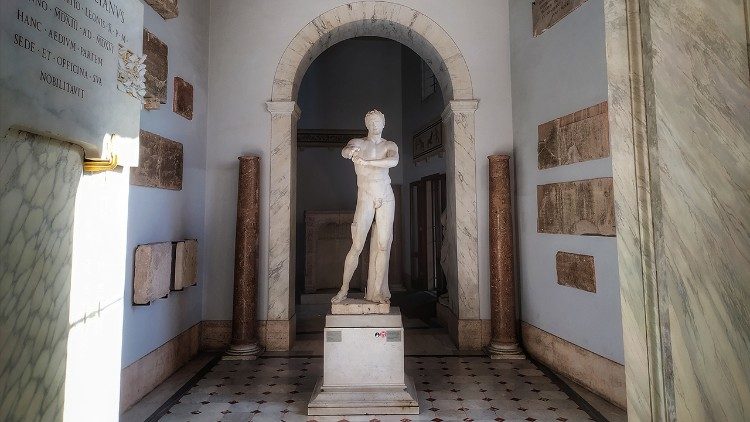 La statua dell'Apoxyomenos ai Musei Vaticani