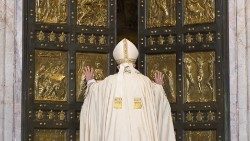 Papst Franziskus öffnet eine Heilige Pforte