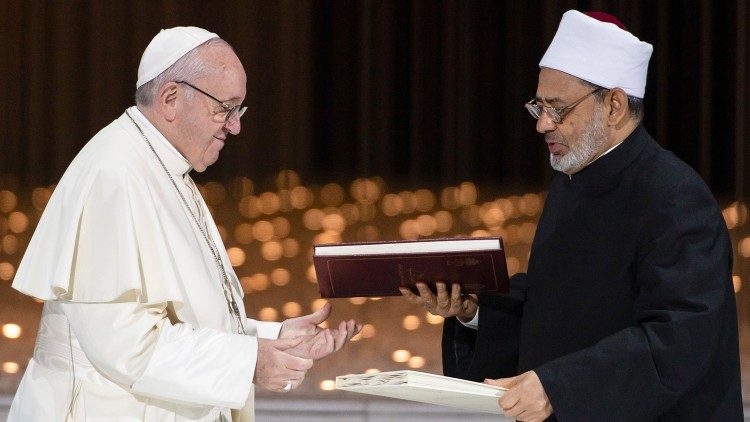 Franziskus und der ägyptische Großscheich Ahmad al-Tayyeb 2019 in Abu Dhabi