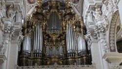 Un organo. Nelle basilica di Santa Lucia il tenore Goffredi sarà accompagnato dall'organista Moreno Leibert e al fagottista Ivo De Ros