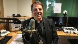 Bischof Stefan Oster bei einem Interview im Radio-Vatikan-Studio