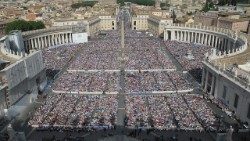 Vigília de Pentecostes de 18 de maio de 2013 na Praça São Pedro (Vatican Media)
