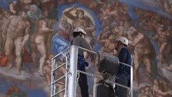 La manutenzione degli affreschi michelangioleschi della Cappella Sistina