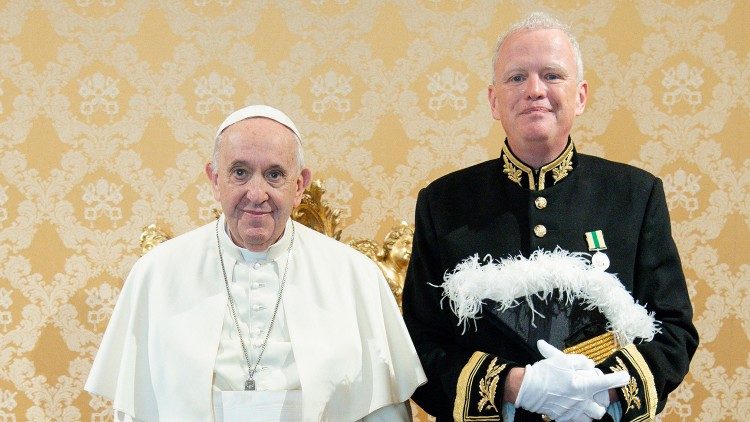 Trott mit Papst Franziskus
