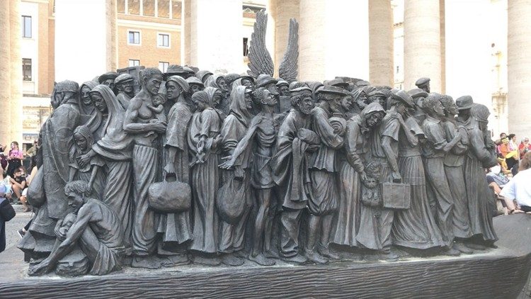 La statue dédiée aux migrants d'aujourd'hui et d'hier sur la place Saint-Pierre "Angel Unwares"