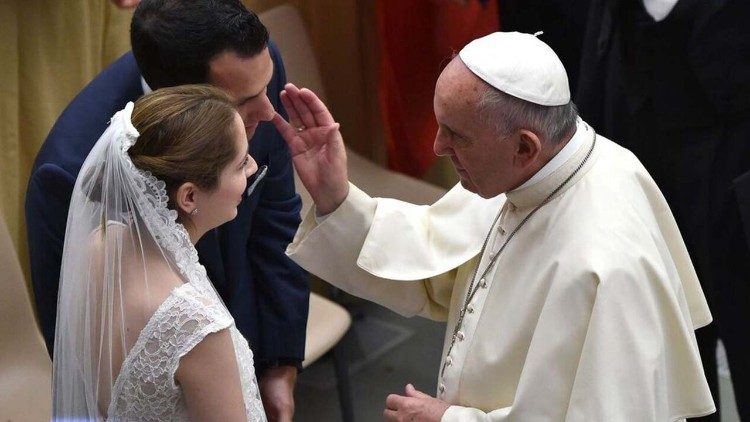 Der Papst segnet während einer Audienz ein Ehepaar