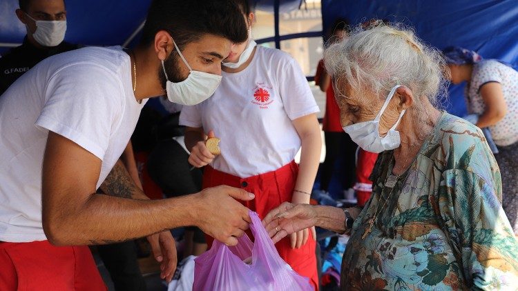 Jòvenes de la Càritas de Líbano distribuyen alimentos a los necesitados
