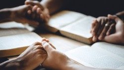 Christen beten und lesen gemeinsam die Bibel