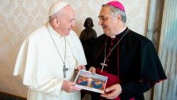 Il Papa con monsignor Salvatore Pennacchio