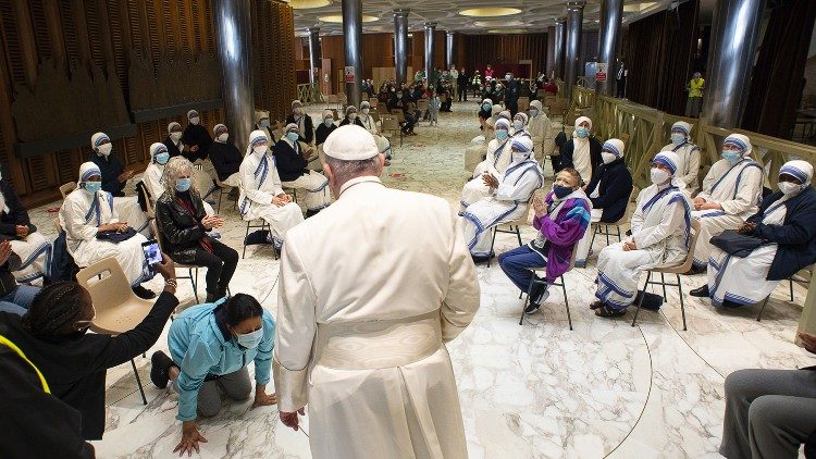 La visita del Papa ai poveri in attesa del vaccino in Aula Paolo Vi nel 2021 nel giorno del suo onomastico