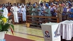 Des religieuses participants à la messe à la Cathédrale Notre Dame du Congo (Kinshasa) à l'occasion de journée de la vie consacrée, le 2 février 2022. 