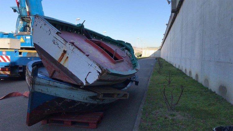 Uma das barcaças de Lampedusa de onde é retirada a madeira para os "Rosários do Mar"