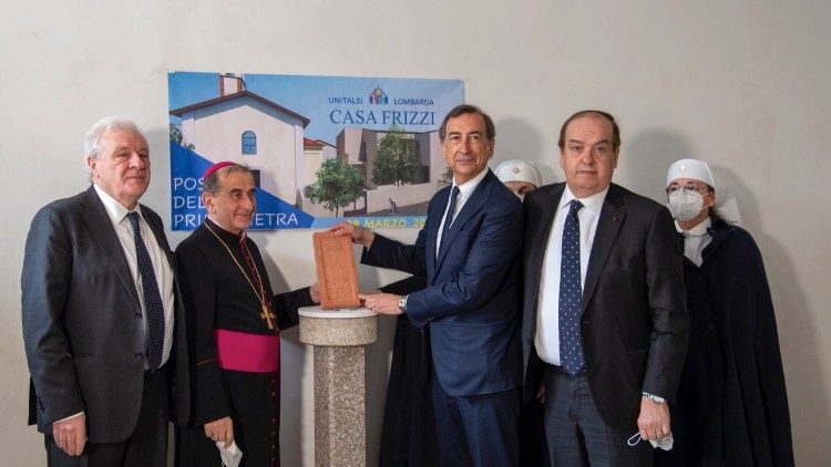 Einweihung der Casa Frizzi mit dem Mailänder Bürgermeister Beppe Sala (3. v. r.)