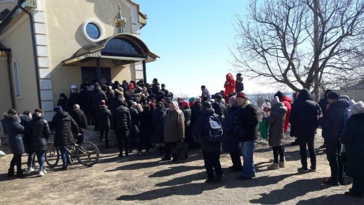 Devant l'église gréco-catholique de Beryslav, les habitants viennent prendre un repas
