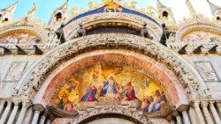 Svētā Marka bazilikas fasāde ar mozaīku "Kristus Uzkāpšana debesīs" centrā