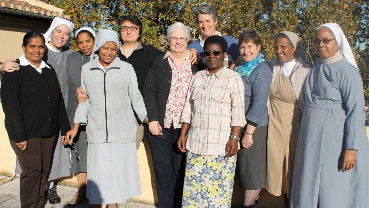 Le 10 suore che formano la comunità inter-congregazionale insieme a suor Pat Murray (al centro), segretaria esecutiva dell’Uisg (Unione internazionale delle superiore generali)