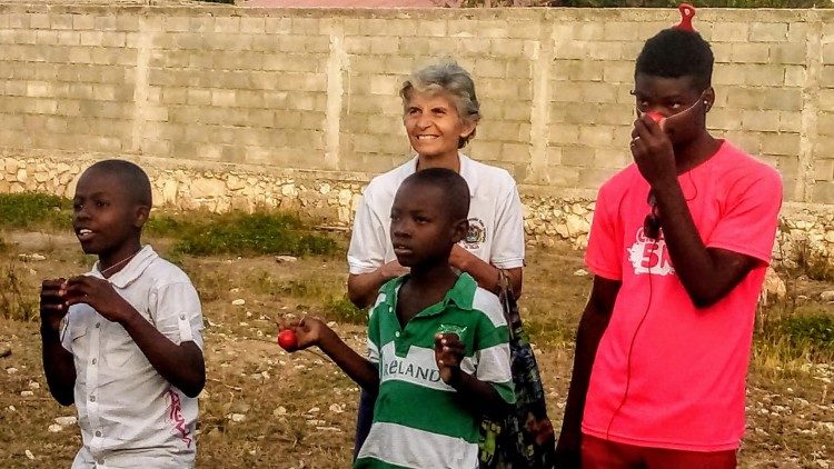 Suor Luisa in mezzo ai bambini di Haiti