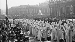 L'ouverture du Concile Vatican II place Saint-Pierre, le 11 octobre 1962. 