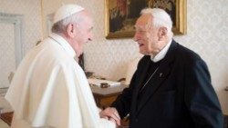 Bischof Bettazzi (rechts im Bild) zu Lebzeiten bei einer Begegnung mit Papst Franziskus 