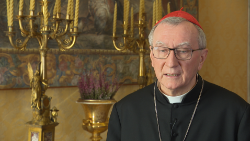 Kardinal Parolin bei einem Interview