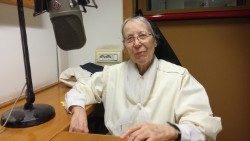 Schwester Lioba Hill von den Dominikanerinnen im Studio von Radio Vatikan - ihr Orden hat nun einen Podcast gestartet