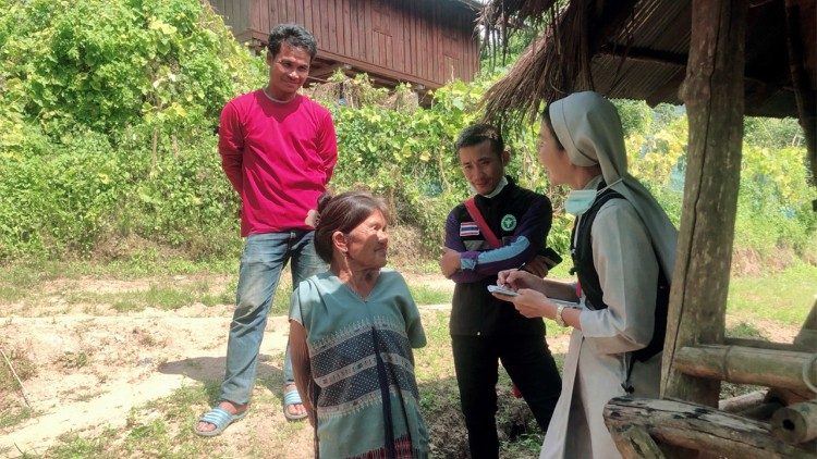 Sr Grazia Patthayaporn en un poblado católico, distrito de Tha Song Yang, provincia de Tak, Tailandia.