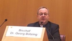 Il presidente dei vescovi tedeschi, Georg Bätzing, durante la conferenza stampa all'Augustinianum