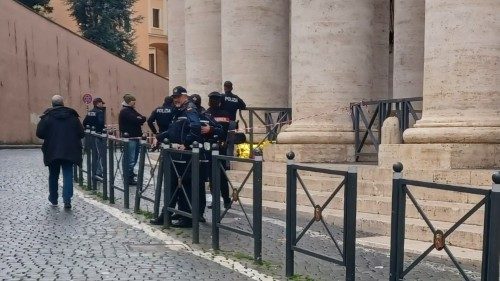 Douleur du Pape après la mort d’un SDF sous les colonnades du Bernin