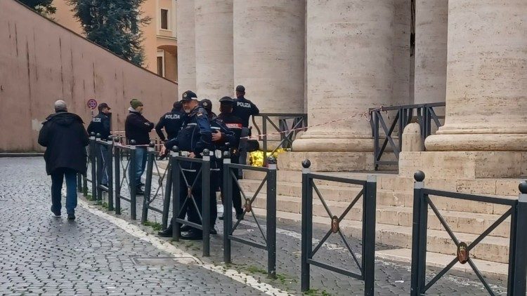 2022.11.25 Colonnato di Piazza San Pietro: agenti di polizia accanto al corpo di un uomo senza vita