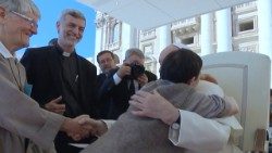 L?abbraccio del Papa a una persona disabile