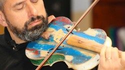 Il violino del mare, realizzato con il legno del barcone dei migranti
