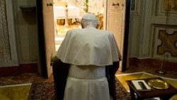 Bento XVI em oração de adoração 