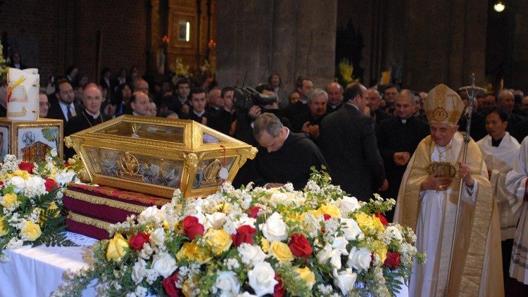 Benedicto XVI en Pavía, el 22 de abril de 2007, en la Basílica de San Pietro in Ciel d'Oro, donde se conservan las reliquias de San Agustín.