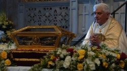 Benedicto XVI ante las reliquias de San Agustín en Pavía