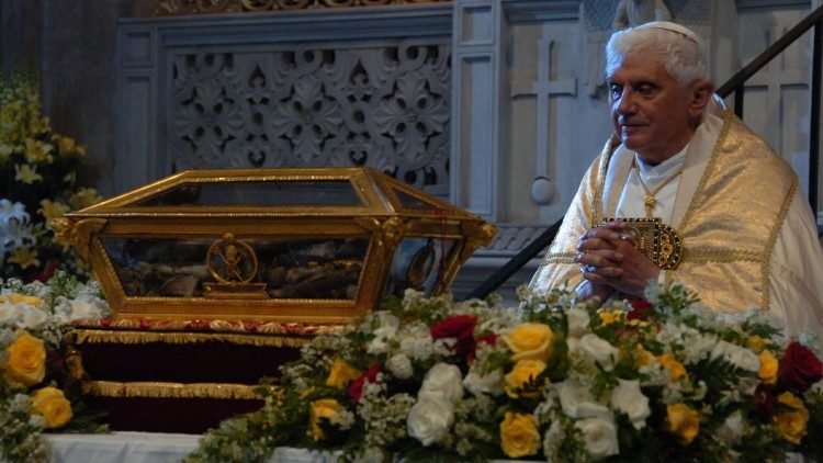 Benedetto XVI, in visita a Pavia nel 2007, davanti alle reliquie di Sant'Agostino