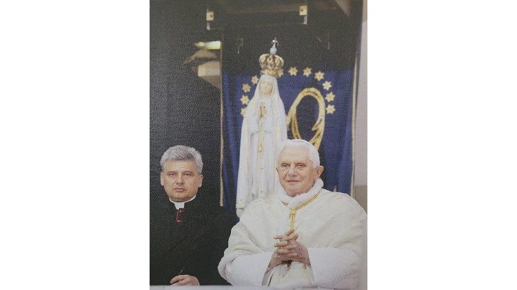 Il cardinale Krajewski accanto a Benedetto XVI