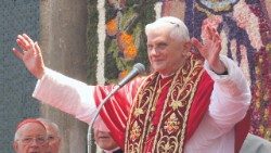 Benoît XVI à Valence en juillet 2006, à l'occasion de la V ème rencontre mondiale des familles. 