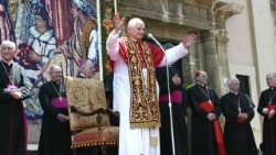 El papa Benedicto XVI en su visita a España.