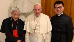 Papst Franziskus mit dem chinesischen Kardinal Joseph Zen Ze-kiun und einem Begleiter