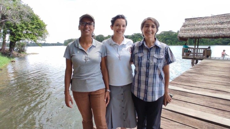 Suor Josiane, suor Judith e suor Lucía, missionarie claretiane