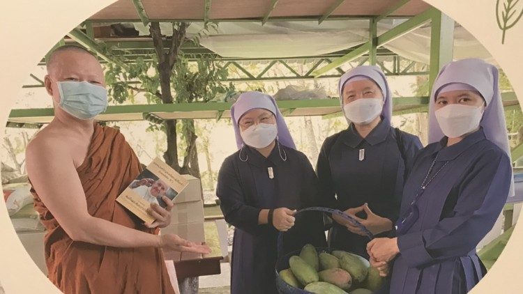 Tres religiosas del Sagrado Corazón de Bangkok junto al monje budista Pra Ajan Suchut Patchoto