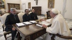Le Pape François le 15 décembre 2022 avec les membres de la revue Mundo Negro.