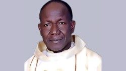 Padre Isaac Achi, ucciso domenica mattina in Nigeria, nell'attacco alla sua casa parrocchiale